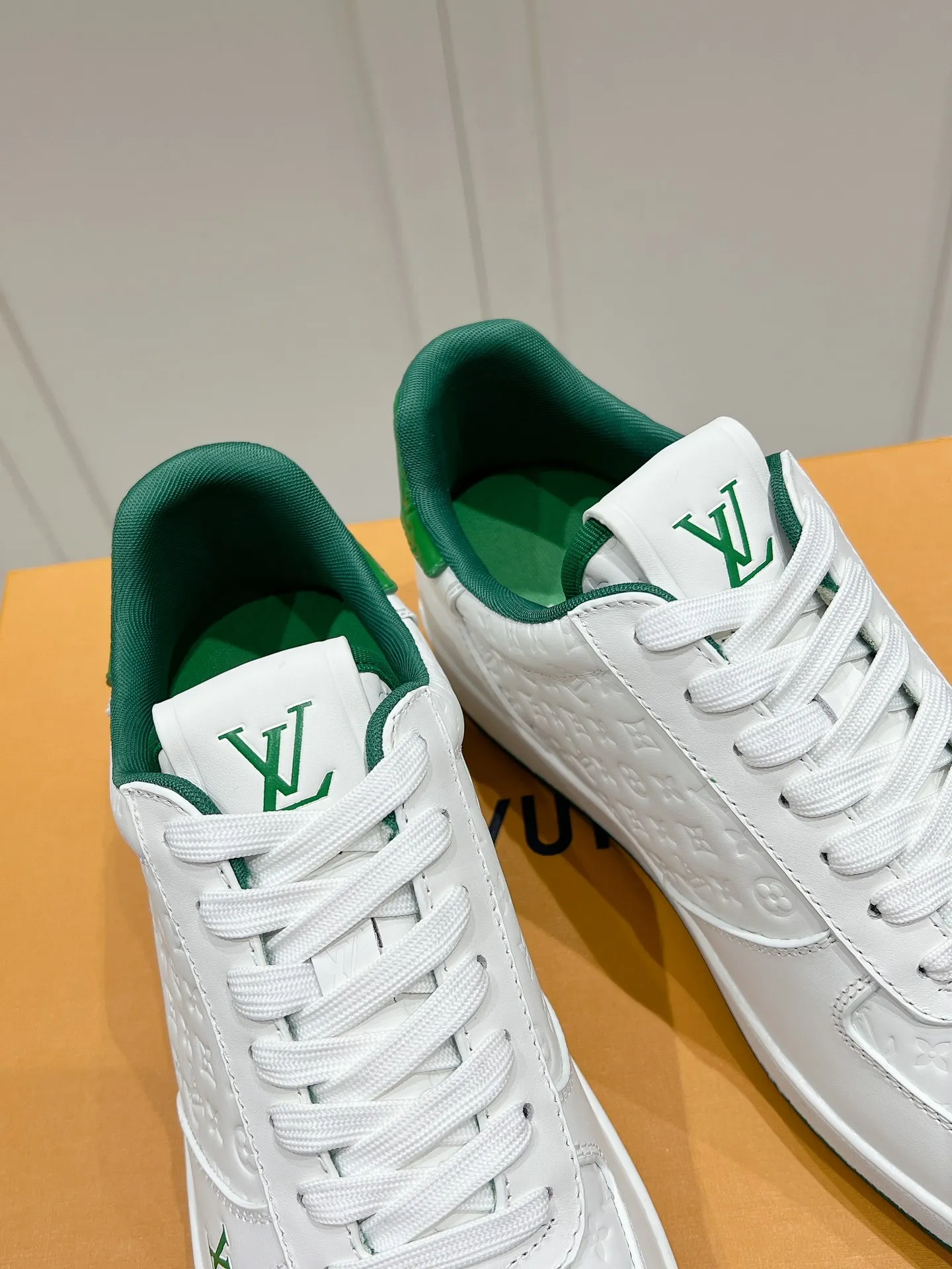 👟👟Ex-factory price 680👟👟 LV new style casual white shoes for men, simple and fashionable, light and comfortable, size: 39-44 (order 45)